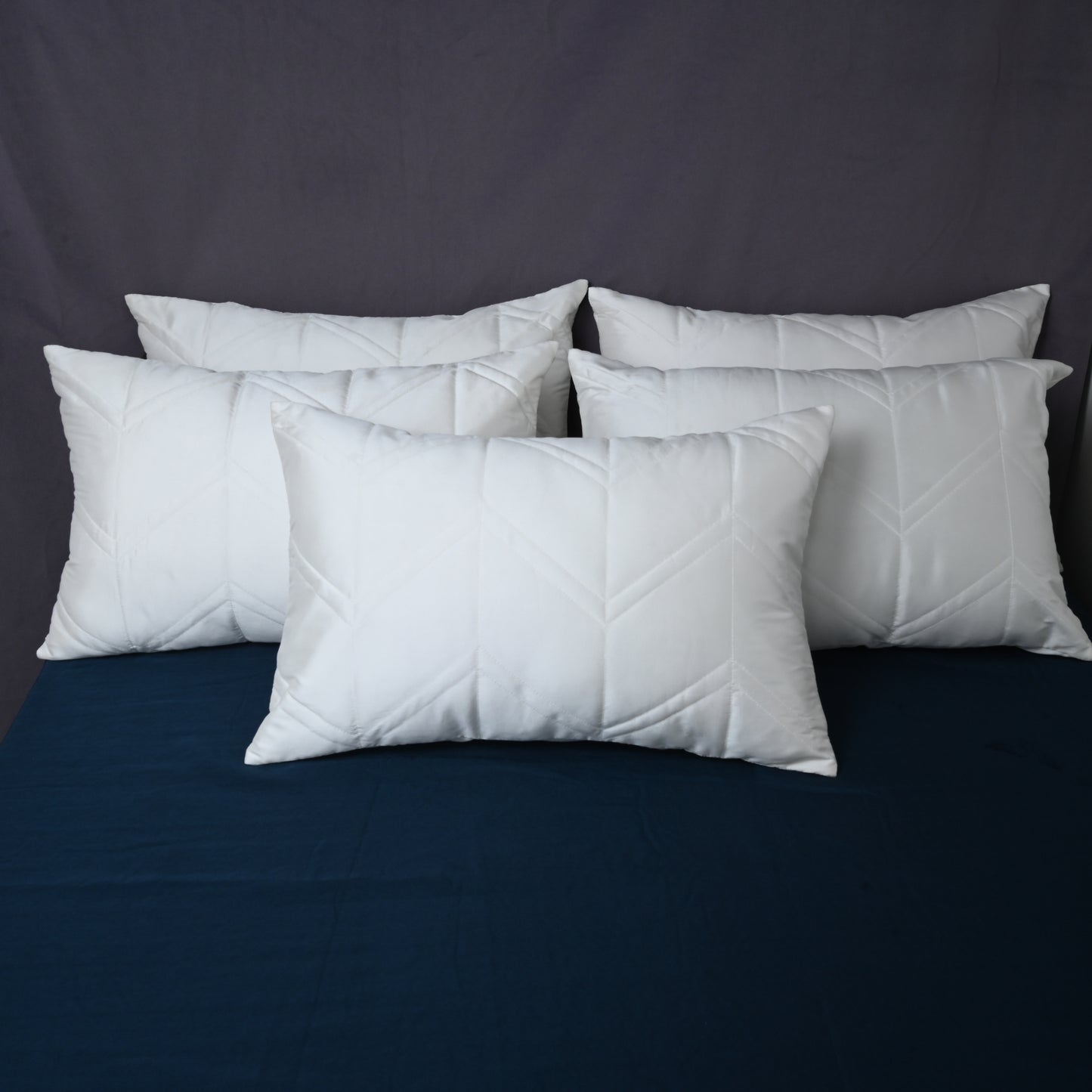 Set of 5 white pillows