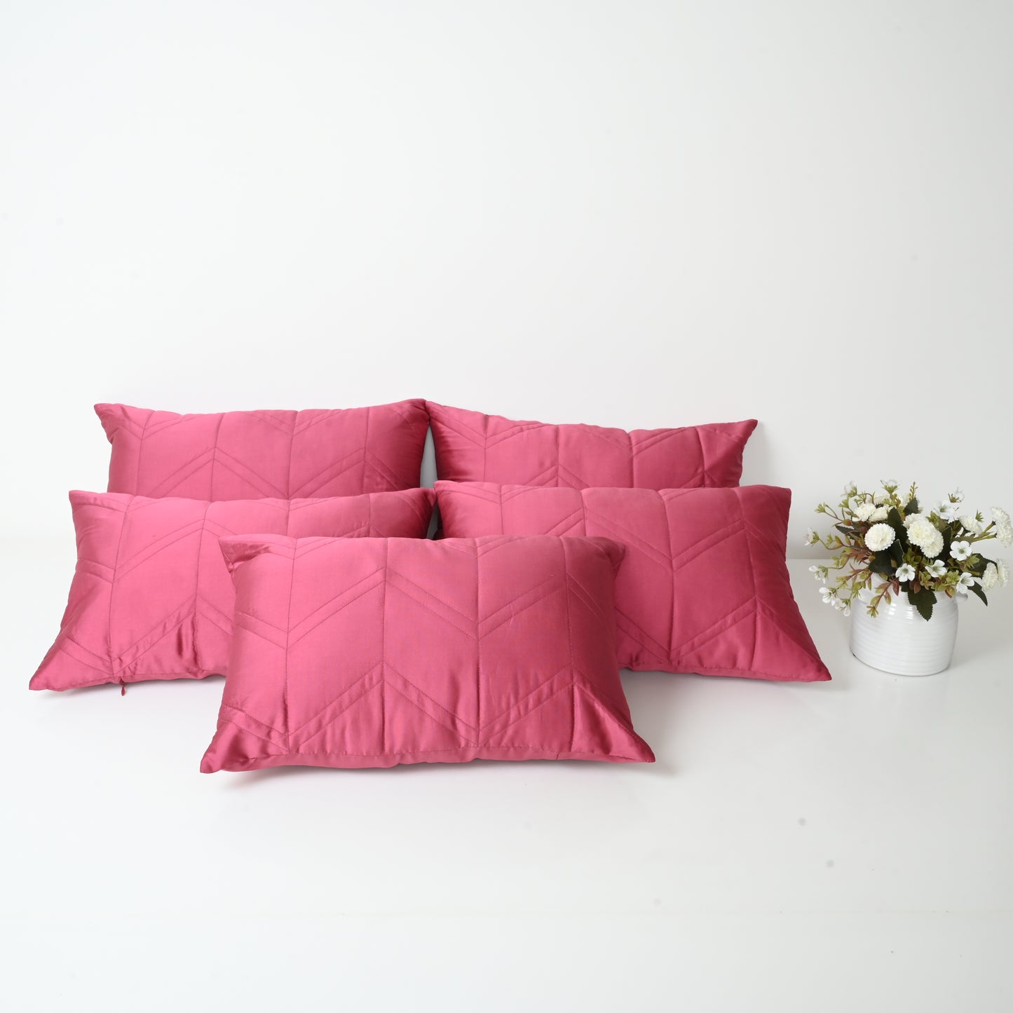 Set of 5 pink pillows 